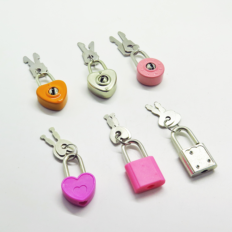 Пластиковый квадратный розовый навесной замок