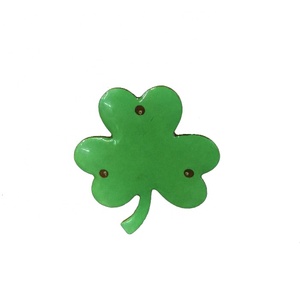 Spilla a Forma di Quadrifoglio per San Patrizio, Verde Lampeggiante, 2x3cm, in Plastica, Alimentata a Batteria, per Età 14+ - Product Image 1
