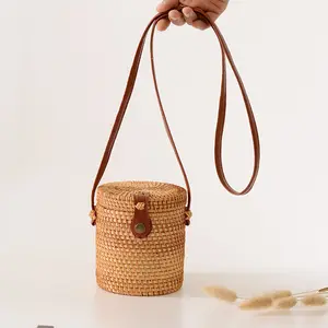 Mais novo mini bolsa de palha trançada em couro, estilo de bolsa, feita à mão, em formato de balde, para ombro, verão, praia