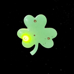 Spilla a Forma di Quadrifoglio per San Patrizio, Verde Lampeggiante, 2x3cm, in Plastica, Alimentata a Batteria, per Età 14+ - Product Image 2