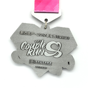 Personalizado nuevo diseño de forma de amor par correr metal medallas - Product Image 3