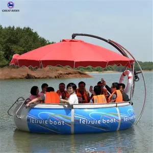 Familia cena diversión del agua ocio donut barco barbacoa con amigos juntos