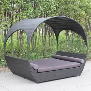 室外藤制太阳床与天篷花园休闲太阳椅与阴影