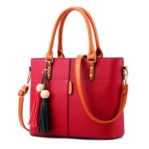 Yeni tasarım sıcak satış ucuz lüks moda el çantası bayanlar omuzdan askili çanta Pu deri kadın çanta püskül ile