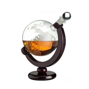 <span class=keywords><strong>Whisky</strong></span> <span class=keywords><strong>Carafe</strong></span> Pour Esprits Ou Vin Décoratif Gravé Monde <span class=keywords><strong>Globe</strong></span> En Verre Avec Support En Bois Avec du Verre Conçu Voilier - Product Image 1
