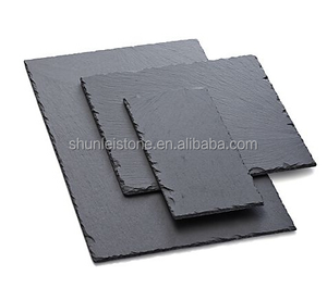 Assiette de chargeur en <span class=keywords><strong>ardoise</strong></span> noire à bord naturel, design rond <span class=keywords><strong>pour</strong></span> le dîner élégant Fabriqué à la main à partir de pierre naturelle - Product Image 4
