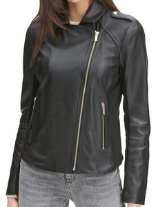 Chaqueta de Moto de cuero rojo recortada moderna para damas, ropa de calle atrevida de alta moda con una declaración de estilo vanguardista hecha de piel de oveja - Product Image 4