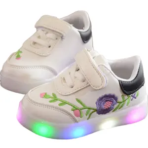 儿童男孩和女孩闪烁闪亮的 board 鞋