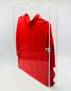 เคสอะคริลิกสำหรับจัดแสดงที่ออกแบบมาเพื่อรองรับเสื้อขนาดต่างๆให้พอดีกับตัว - Product Image 2