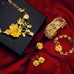 S701020004 Xuping Juego de Joyería de 5 Piezas con Flores Caladas, Brazalete, Pendientes, Anillo, Collar, Chapado en Oro de 24K para Novia - Product Image 2