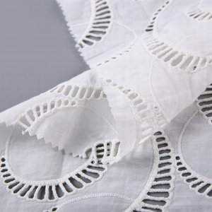 Tejido de alta calidad <span class=keywords><strong>ojal</strong></span> de guipur de algodón hecho <span class=keywords><strong>a</strong></span> <span class=keywords><strong>mano</strong></span> tela de bordado - Product Image 2