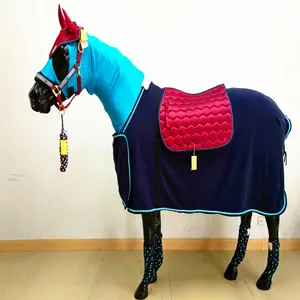 线束是一套马地毯马鞍垫飞面纱马羊毛绷带马笼头和铅绳马术装备套装