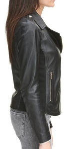 Chaqueta de Moto de cuero rojo recortada moderna para damas, ropa de calle atrevida de alta moda con una declaración de estilo vanguardista hecha de piel de oveja - Product Image 6