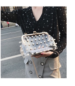 देवियों ढाल रंग रेट्रो पीवीसी कंधे गोफन बैग के साथ जड़ी मोती - Product Image 4