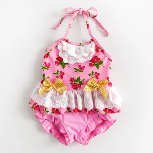 ملابس السباحة للفتيات الصغار, ملابس سباحة للفتيات الصغار مزينة بالدانتيل الزهري مكشكش بطباعة فراولة