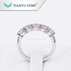 Tianyu gemas personalizado 14 K/18 k anillo de oro blanco <span class=keywords><strong>4</strong></span>,5mm ronda OEC corte moissanite anillo de compromiso - Product Image 3