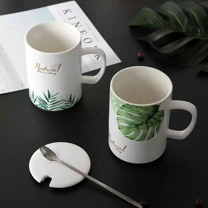 Verano verde de la hoja de palma patrón etiqueta de la taza de café de cerámica con cuchara - Product Image 2