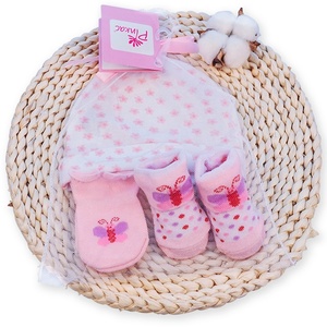 Juego de Regalo Redkite de 3 Piezas, 100% Algodón, Gorro, Manoplas y Calcetines para Bebé, Lindos y Adorables - Product Image 5