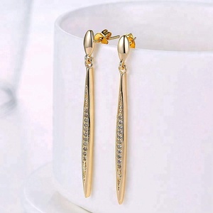 Chine fournisseur nouveau style dames en <span class=keywords><strong>laiton</strong></span> cz <span class=keywords><strong>pierre</strong></span> <span class=keywords><strong>goujon</strong></span> barre boucles d'oreilles - Product Image 4