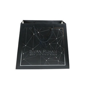 Precio barato de lujo de <span class=keywords><strong>papel</strong></span> <span class=keywords><strong>Kraft</strong></span> negro Cordón de compras bolsas de embalaje con impresión personalizada propios logotipos - Product Image 2