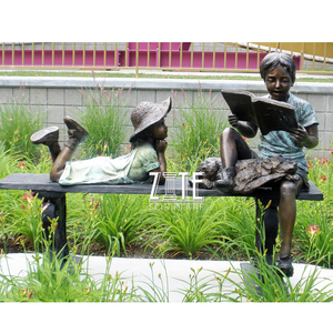 Cậu Bé Và Cô Gái Đồng Ngoài Trời Hiện Đại Đọc Trên Băng Ghế Dự Bị Điêu Khắc - Product Image 1