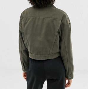 Venta al por mayor de encargo botón jean corto verde del ejército Chaquetas vaqueras para mujer - Product Image 5
