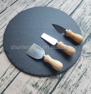 Assiette de chargeur en <span class=keywords><strong>ardoise</strong></span> noire à bord naturel, design rond <span class=keywords><strong>pour</strong></span> le dîner élégant Fabriqué à la main à partir de pierre naturelle - Product Image 2