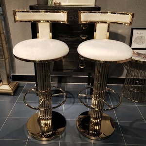 Taburete de Bar Giratorio de Acero Inoxidable de Lujo con Respaldo Alto y Acabado Dorado Cepillado Moderno, Silla Alta Ajustable para Hotel - Product Image 3