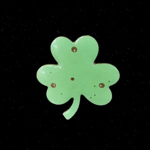 Spilla a Forma di Quadrifoglio per San Patrizio, Verde Lampeggiante, 2x3cm, in Plastica, Alimentata a Batteria, per Età 14+ - Product Image 6