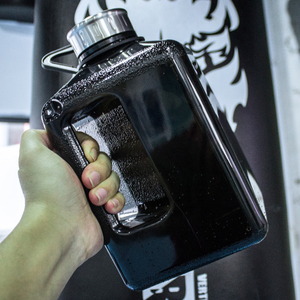 Article en gros à prix avantageux, fabrication directe d'usine à Shenzhen, fourniture personnalisée de marque, carafe en plastique de 2,2 l avec support pour téléphone, bouteille d'eau de 2,2 l - Product Image 2
