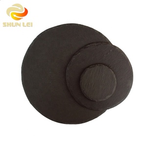 Assiette de chargeur en <span class=keywords><strong>ardoise</strong></span> noire à bord naturel, design rond <span class=keywords><strong>pour</strong></span> le dîner élégant Fabriqué à la main à partir de pierre naturelle - Product Image 1