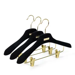 Groothandel Custom Luxe Black Velvet Gevlokt Kleerhangers Met Gouden Haak