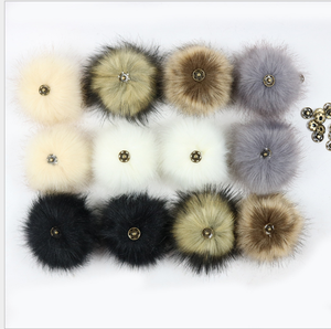 Usine de gros Faux <span class=keywords><strong>renard</strong></span> brut et fourrure de raton laveur Pom Pom boules Snap/Pin/Paster pour <span class=keywords><strong>une</strong></span> utilisation de vêtement - Product Image 4