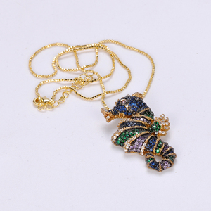 Venta al por mayor <span class=keywords><strong>de</strong></span> Color <span class=keywords><strong>de</strong></span> <span class=keywords><strong>arco</strong></span> <span class=keywords><strong>iris</strong></span> brillo cristal Animal caballito <span class=keywords><strong>de</strong></span> mar colgante collar - Product Image 4