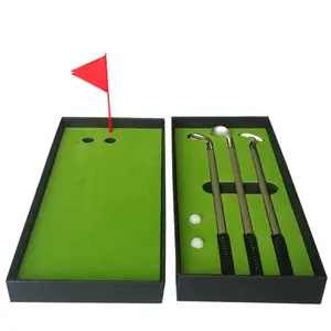 Lustiges <span class=keywords><strong>Golf</strong></span> geschenk <span class=keywords><strong>Mini</strong></span> Desktop Golfball Stift Geschenkset mit Putting Green Flag 3 Golfschläger Stifte & 2 Bälle - Product Image 2