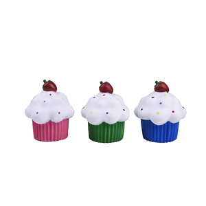 Envío Gratis muestras grandes hojaldre pastel forma Squeaky juguete mascota de juguete - Product Image 1