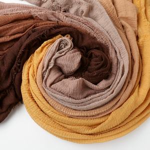 Écharpe Hijab pour Femme en Coton Crêpé de Qualité Supérieure, 70 Couleurs Unies, Châles Musulmans Plissés, Foulards Extra Larges, Doux et Longs à Bords Effilochés - Product Image 4