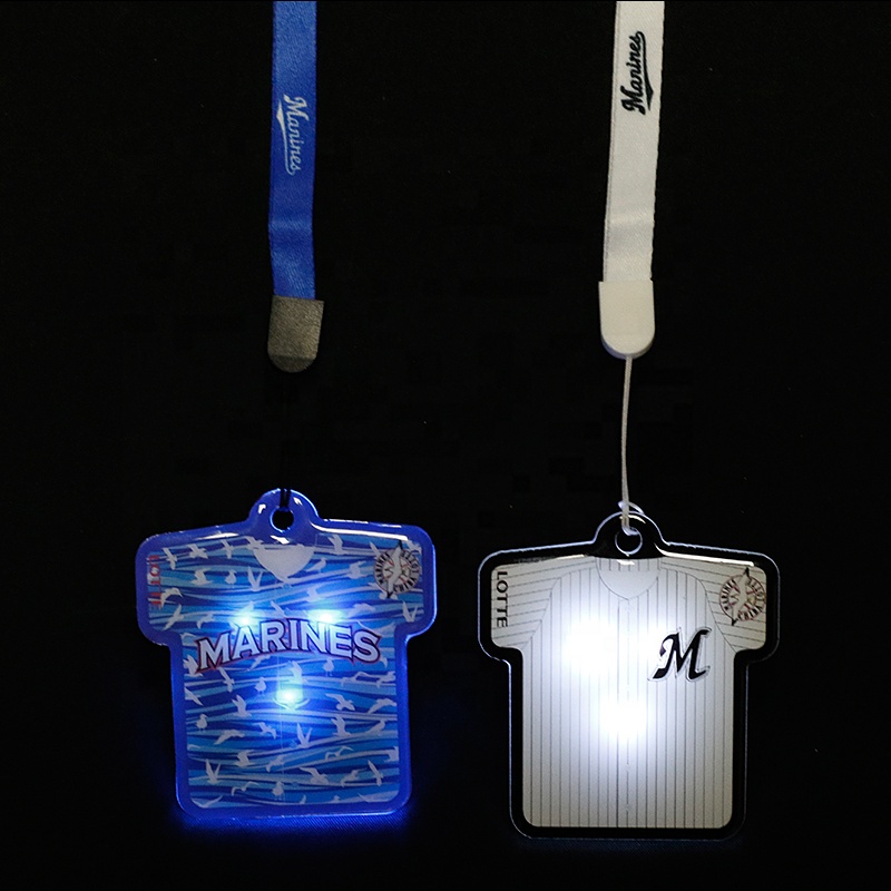 Рождественский значок со светодиодной подсветкой, значок в форме снеговика, рождественские праздничные сувениры со светодиодной подсветкой для рождественской семейной вечеринки, светящаяся игрушка