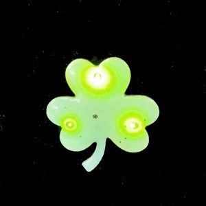 Spilla a Forma di Quadrifoglio per San Patrizio, Verde Lampeggiante, 2x3cm, in Plastica, Alimentata a Batteria, per Età 14+ - Product Image 5