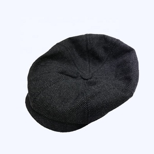 Uomini che indossano berretto berretto nero con berretto in lana grigia - Product Image 5