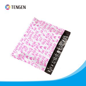 Fábrica al por mayor de polietileno negro de bolsa de <span class=keywords><strong>correo</strong></span> personalizado con cinta adhesiva - Product Image 1