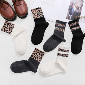 <span class=keywords><strong>Calze</strong></span> coreane da donna autunnali e invernali nuove <span class=keywords><strong>calze</strong></span> di cotone a righe <span class=keywords><strong>leopardate</strong></span> a due barre - Product Image 3