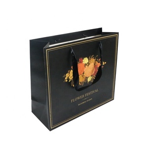 Precio barato de lujo de <span class=keywords><strong>papel</strong></span> <span class=keywords><strong>Kraft</strong></span> negro Cordón de compras bolsas de embalaje con impresión personalizada propios logotipos - Product Image 4