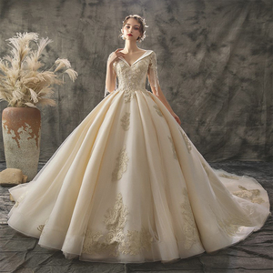 Francese di design Con Scollo A V in <span class=keywords><strong>oro</strong></span> del merletto di trascinamento lungo della principessa di lusso <span class=keywords><strong>da</strong></span> <span class=keywords><strong>sposa</strong></span> abito <span class=keywords><strong>da</strong></span> <span class=keywords><strong>sposa</strong></span> - Product Image 5