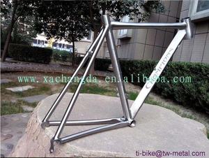 OEM marco <span class=keywords><strong>de</strong></span> bicicleta <span class=keywords><strong>de</strong></span> carretera con tubo <span class=keywords><strong>de</strong></span> dirección cónico ti titan 55 cm trekking ti carreras <span class=keywords><strong>de</strong></span> bicicleta personalizada - Product Image 2