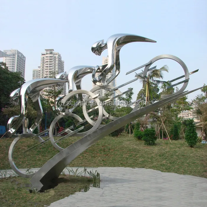 Espejo grande de acero inoxidable acabado abstracto personas montando bicicleta estatua para jardín decoración de parque al aire libre