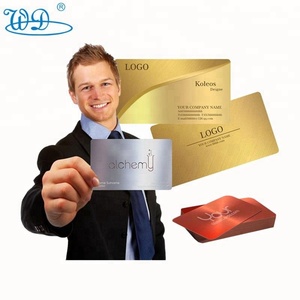 بطاقات أعمال من النحاس المصقول بتصميم عصري رائج من صانعي المعدات الأصلية مع طباعة باللون الأسود بشريحة qr code بطاقات أعمال معدنية
