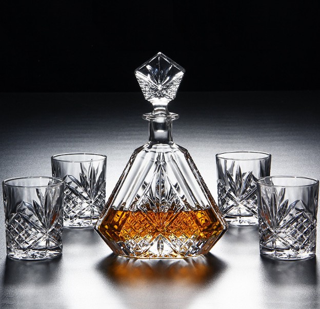 High Quality New design whiskey glass decanter with stopper for sale