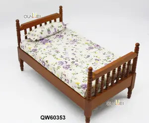 Nhà Búp Bê Thu Nhỏ Đồ Nội Thất Giường Gỗ Victoria Với Nệm 1/12