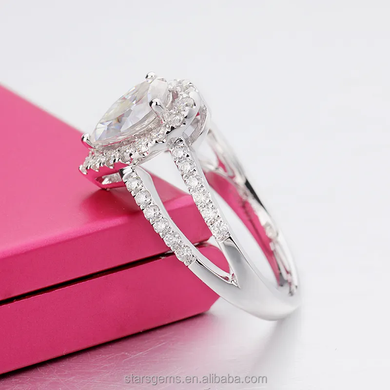 18k White Gold Pear Cut DEF White Moissanites Diamond Engagement Ring For Gift